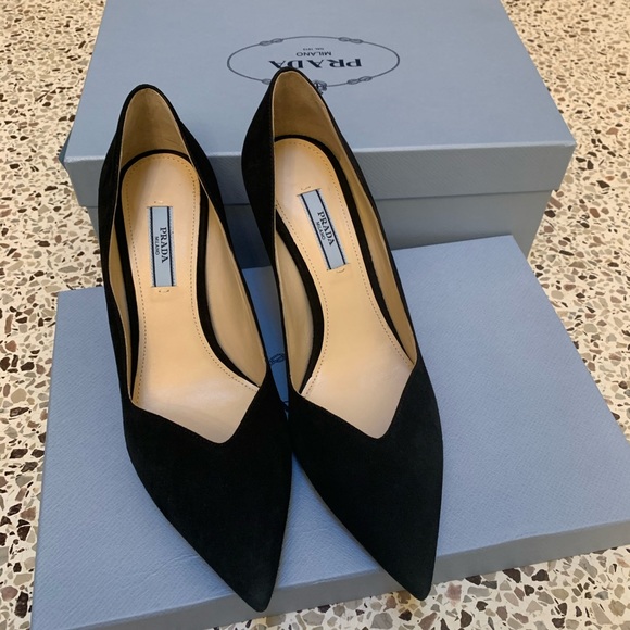 New in box Prada scalloped suede pumps in black - Picture 8 of 9